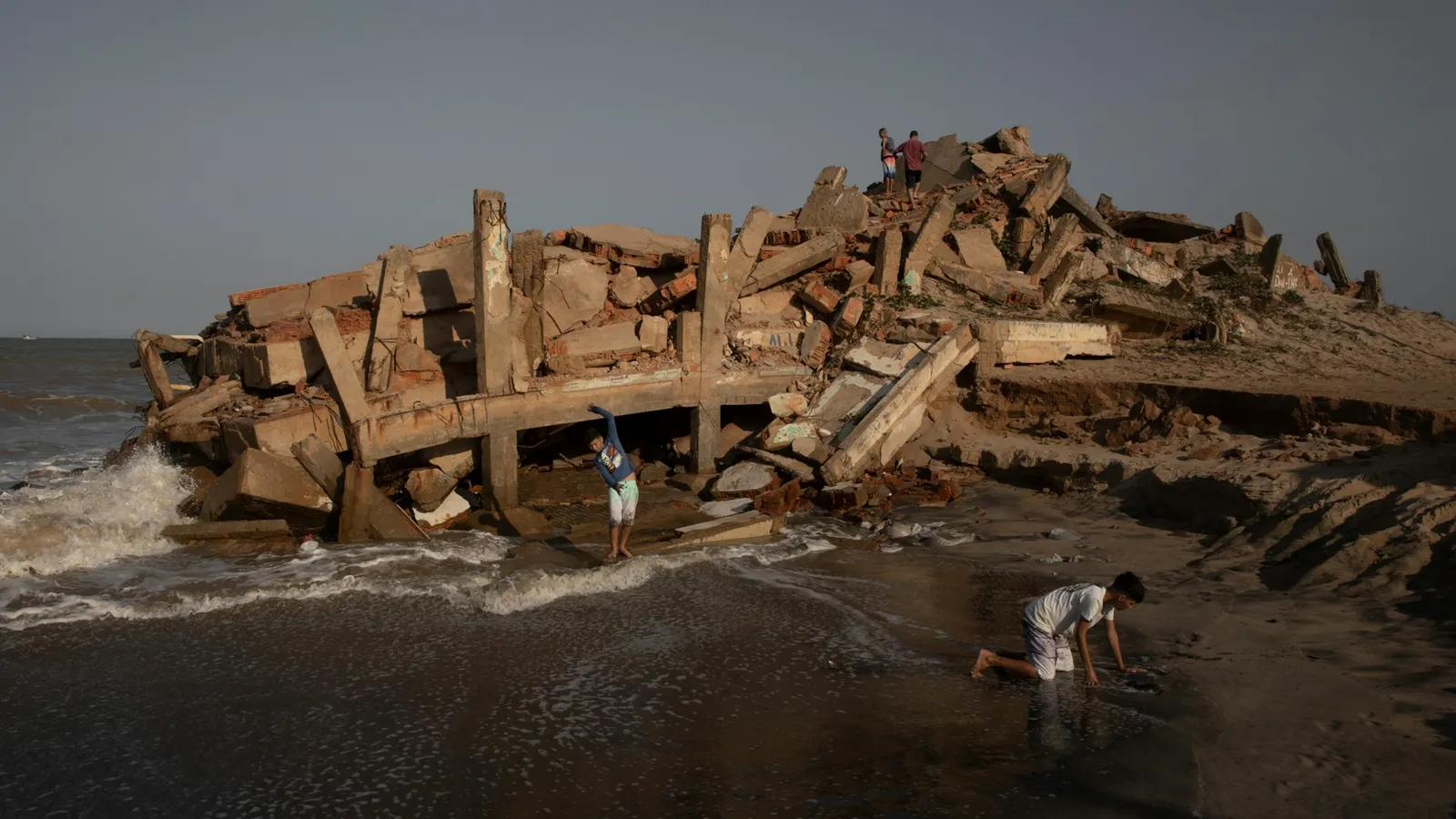 Écophagie : La mer dévore la ville - Du manifeste anthropophage au cannibalisme environnemental